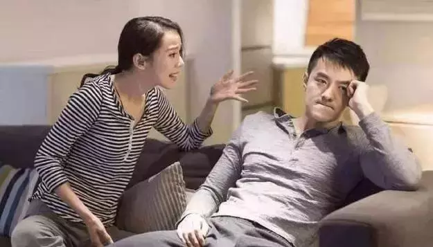 婚後一年,婆婆讓我把房子過給小叔子,我傻笑著搬走,隔天她哭了
