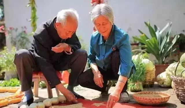 農村七旬老人一生未婚,守護初戀44年後,給她留下200萬元走了
