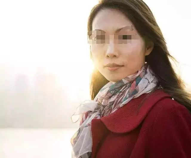 妻子忘拿鑰匙返回去拿,家婆硬是不開門,妻子撞開門後果斷離婚