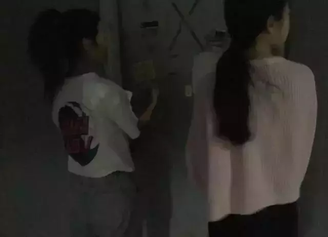 妻子忘拿鑰匙返回去拿,家婆硬是不開門,妻子撞開門後果斷離婚