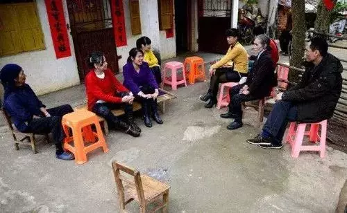 婆婆在家門口撿到一女嬰,18年後,才發現女嬰身份不一般