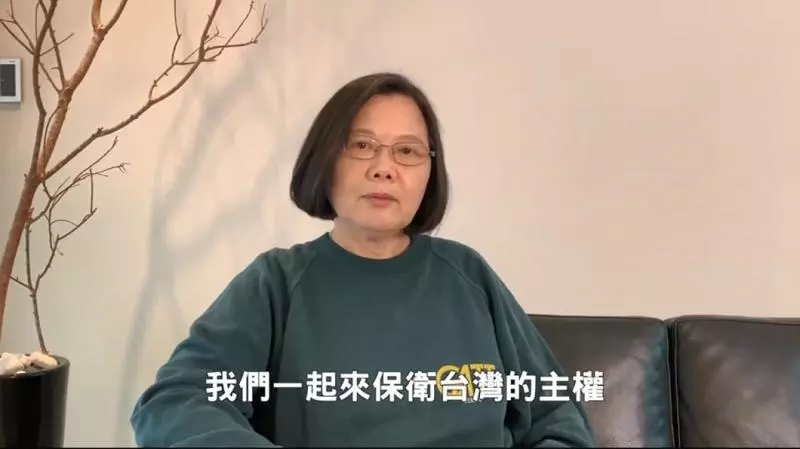 諷韓自經區? 總統穿「GATT關稅貿易」睡衣