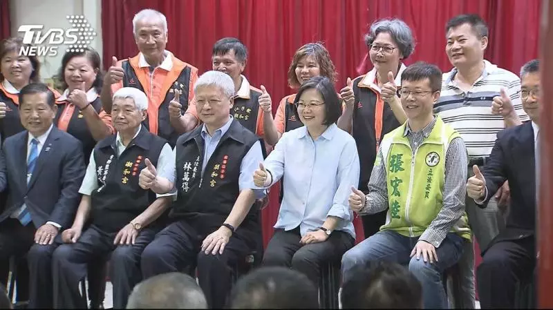 諷韓自經區? 總統穿「GATT關稅貿易」睡衣