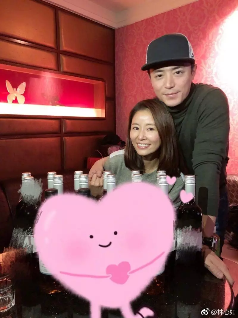 林心如手捧蛋糕「提前慶祝母親節」幸福笑容藏不住 「出賣3歲女兒糗事」:又不是妳生日