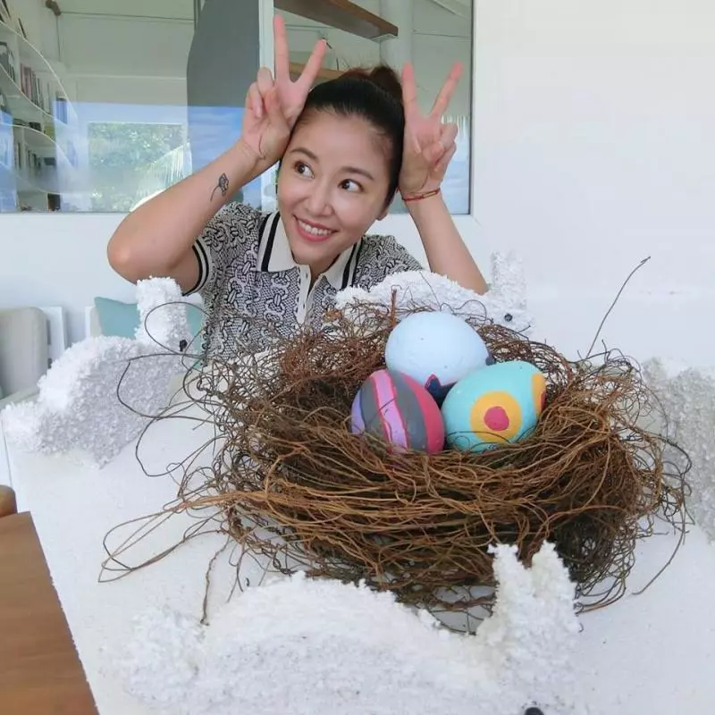 林心如手捧蛋糕「提前慶祝母親節」幸福笑容藏不住 「出賣3歲女兒糗事」:又不是妳生日