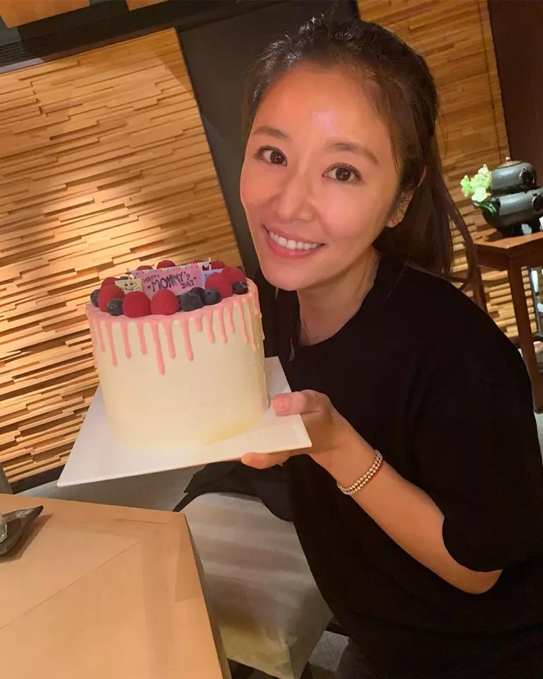 林心如手捧蛋糕「提前慶祝母親節」幸福笑容藏不住 「出賣3歲女兒糗事」:又不是妳生日