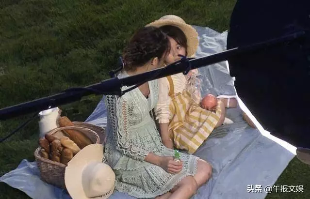 林心如懷二胎了?小腹微隆拍廣告,用手頻頻護肚疑似孕姿明顯!