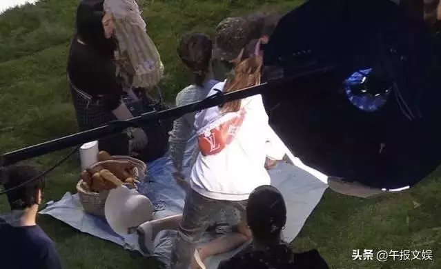 林心如懷二胎了?小腹微隆拍廣告,用手頻頻護肚疑似孕姿明顯!