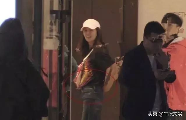 林心如懷二胎了?小腹微隆拍廣告,用手頻頻護肚疑似孕姿明顯!