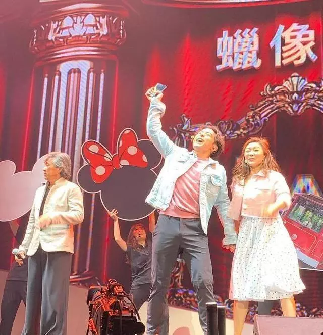 71歲林子祥久違開唱,太太葉倩文台下成小迷妹,夫妻倆老成這樣!