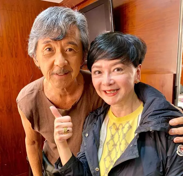 71歲林子祥久違開唱,太太葉倩文台下成小迷妹,夫妻倆老成這樣!
