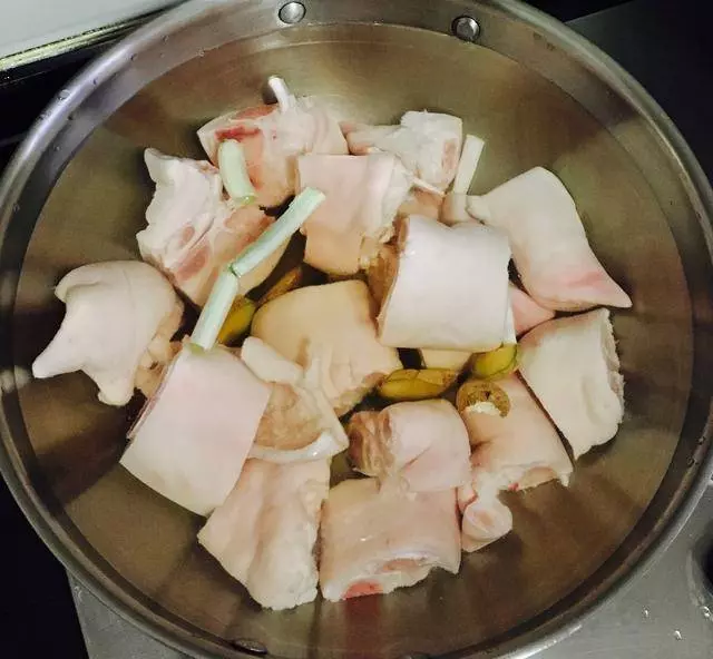 如何做豬蹄兒更好吃?紅燒豬蹄的家常做法