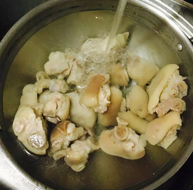 如何做豬蹄兒更好吃?紅燒豬蹄的家常做法
