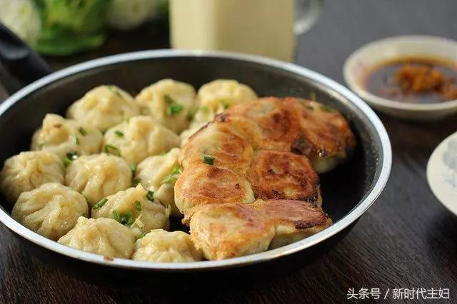自己在家做生煎包給家人吃,美好的一天從早餐開始!