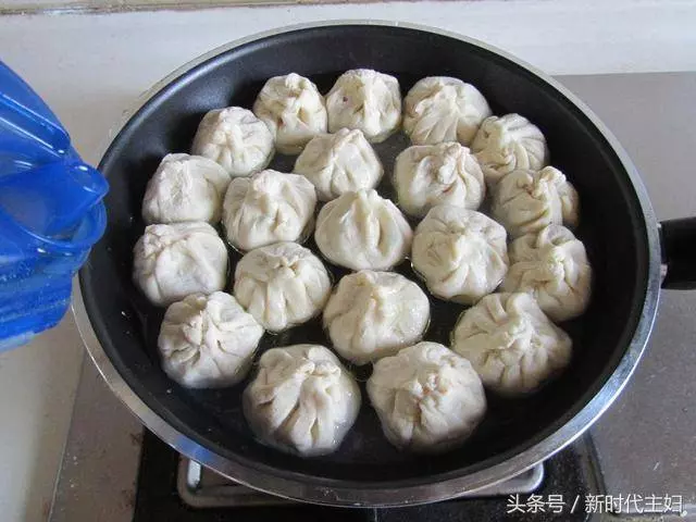自己在家做生煎包給家人吃,美好的一天從早餐開始!