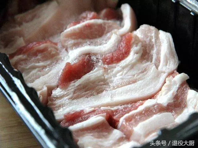 60歲廚師做了30年紅燒肉,他做的紅燒肉被稱為「天下第一肉」,肥而不膩,超下飯!