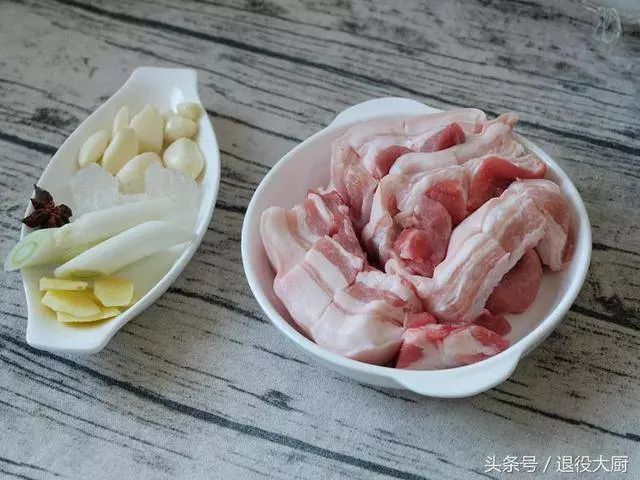 60歲廚師做了30年紅燒肉,他做的紅燒肉被稱為「天下第一肉」,肥而不膩,超下飯!