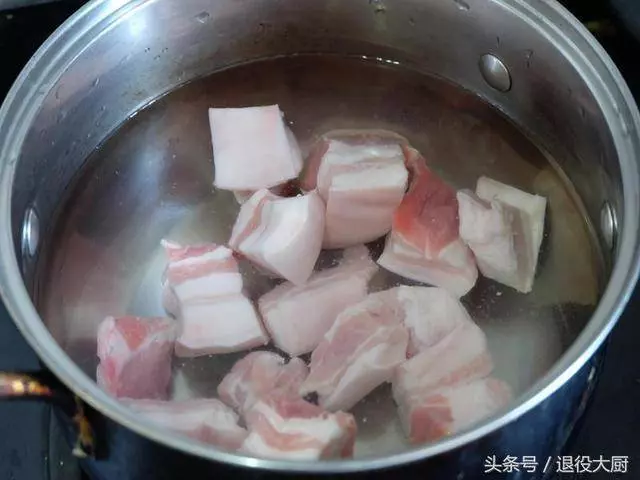60歲廚師做了30年紅燒肉,他做的紅燒肉被稱為「天下第一肉」,肥而不膩,超下飯!