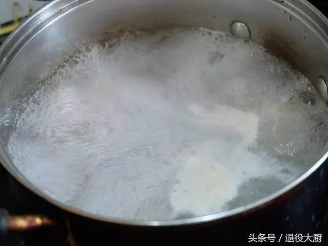 60歲廚師做了30年紅燒肉,他做的紅燒肉被稱為「天下第一肉」,肥而不膩,超下飯!