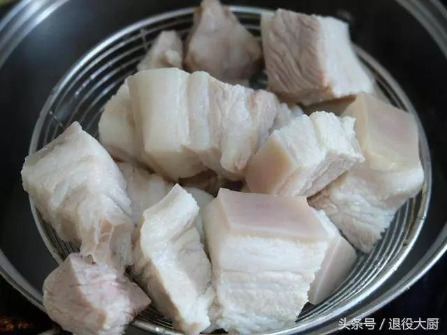 60歲廚師做了30年紅燒肉,他做的紅燒肉被稱為「天下第一肉」,肥而不膩,超下飯!