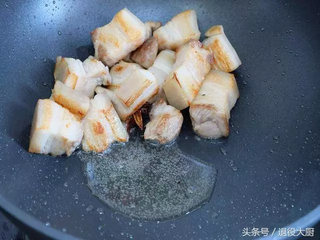 60歲廚師做了30年紅燒肉,他做的紅燒肉被稱為「天下第一肉」,肥而不膩,超下飯!