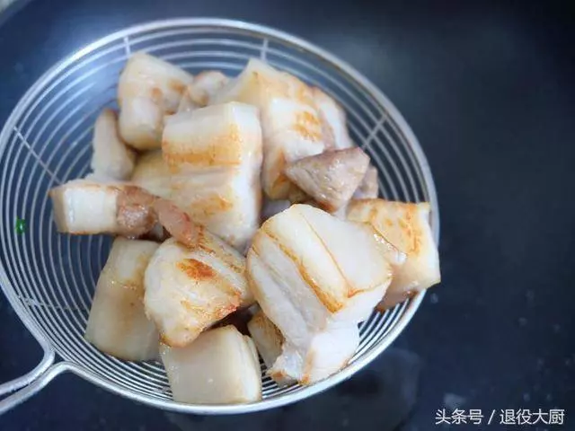 60歲廚師做了30年紅燒肉,他做的紅燒肉被稱為「天下第一肉」,肥而不膩,超下飯!