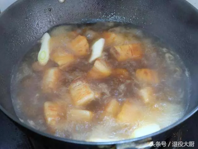 60歲廚師做了30年紅燒肉,他做的紅燒肉被稱為「天下第一肉」,肥而不膩,超下飯!