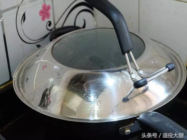 60歲廚師做了30年紅燒肉,他做的紅燒肉被稱為「天下第一肉」,肥而不膩,超下飯!