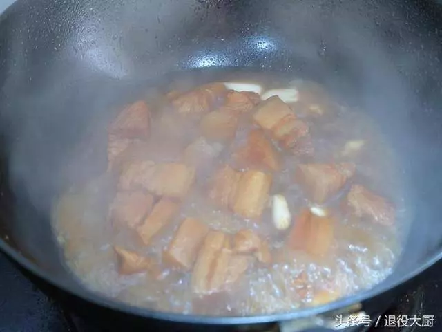 60歲廚師做了30年紅燒肉,他做的紅燒肉被稱為「天下第一肉」,肥而不膩,超下飯!