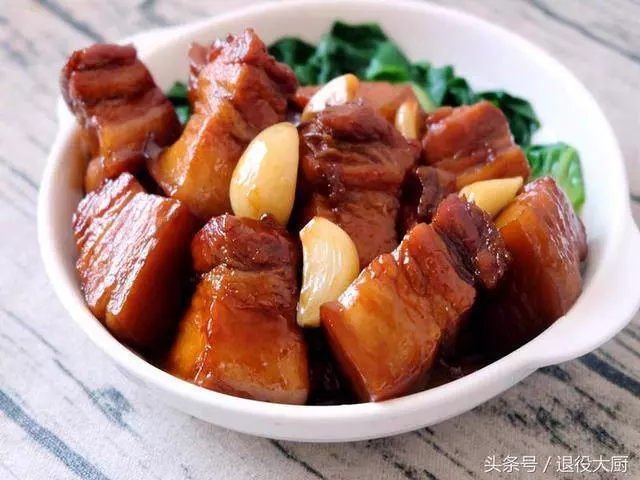 60歲廚師做了30年紅燒肉,他做的紅燒肉被稱為「天下第一肉」,肥而不膩,超下飯!