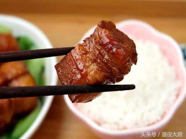 60歲廚師做了30年紅燒肉,他做的紅燒肉被稱為「天下第一肉」,肥而不膩,超下飯!