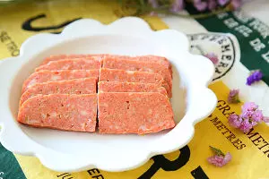 一斤豬肉半碗玉米澱粉,自製午餐肉,又香又營養,比火腿腸好吃幾十倍!另附2種自製午餐肉做法!