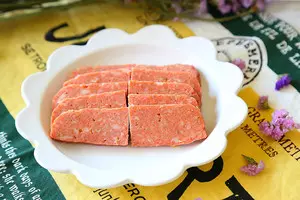 一斤豬肉半碗玉米澱粉,自製午餐肉,又香又營養,比火腿腸好吃幾十倍!另附2種自製午餐肉做法!