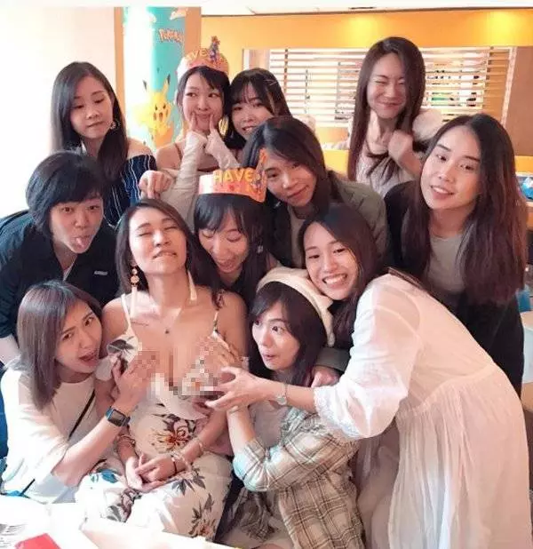 壽星麥記生日會擠奶 賓客鈔票 塞滿胸