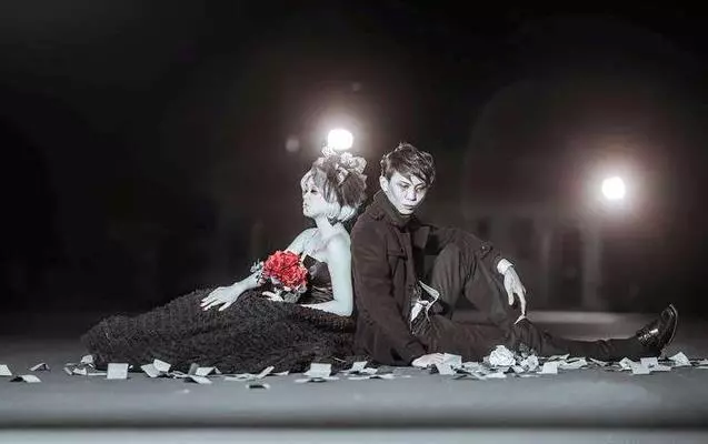不信邪?殯葬業男「婚紗拍成身後照」不到4個月離婚!第2個老婆「堅持扮成七爺八爺」下場讓網友傻住