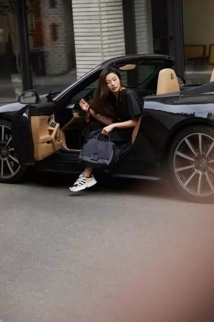 37歲全智賢新照流出,雖為兩子之母,但是身形美腿纖瘦羨煞旁人!
