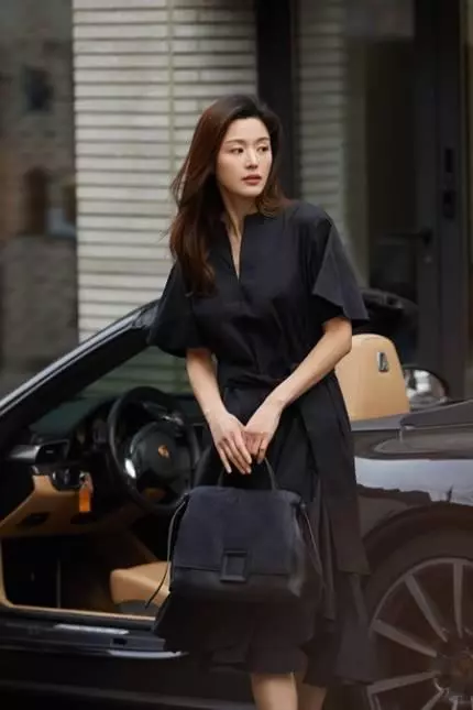 37歲全智賢新照流出,雖為兩子之母,但是身形美腿纖瘦羨煞旁人!