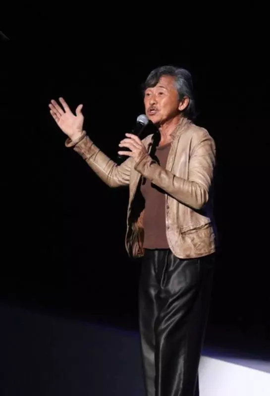 71歲林子祥久違開唱,太太葉倩文台下成小迷妹,夫妻倆老成這樣!