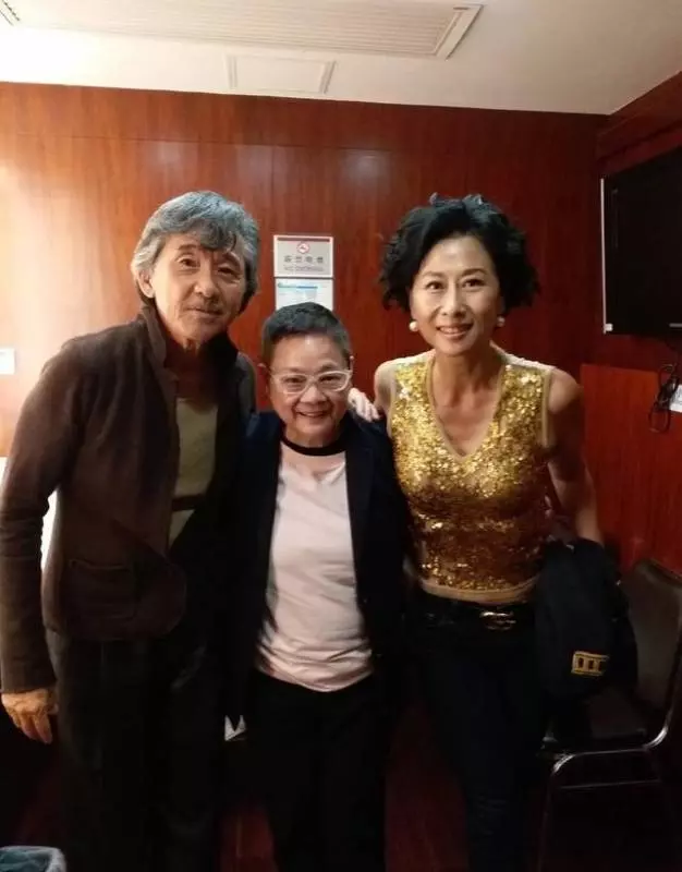 71歲林子祥久違開唱,太太葉倩文台下成小迷妹,夫妻倆老成這樣!