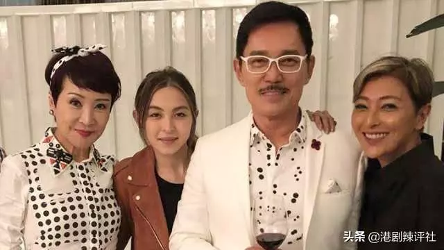 67歲狄波拉打扮年輕不輸星二代Hilary,上山詩鈉退圈20年人脈通天