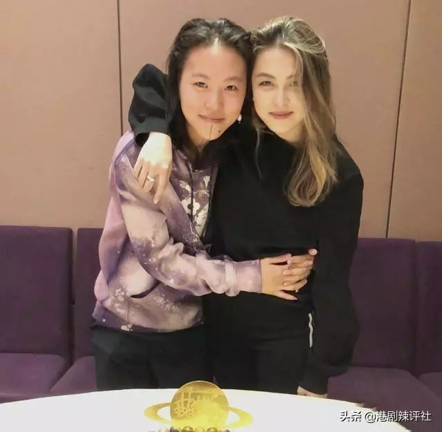 67歲狄波拉打扮年輕不輸星二代Hilary,上山詩鈉退圈20年人脈通天
