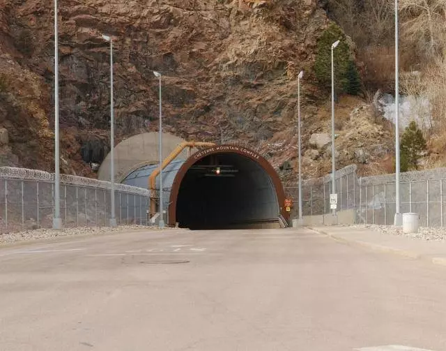 一旦核戰爭爆發,美國這座基地就會關閉這扇20噸大門,中國也有