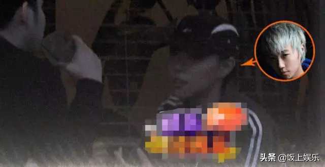 竇靖童戀愛了?深夜與神秘男子約會,手心現心形新紋身,心情好!
