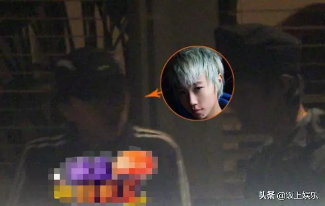 竇靖童戀愛了?深夜與神秘男子約會,手心現心形新紋身,心情好!