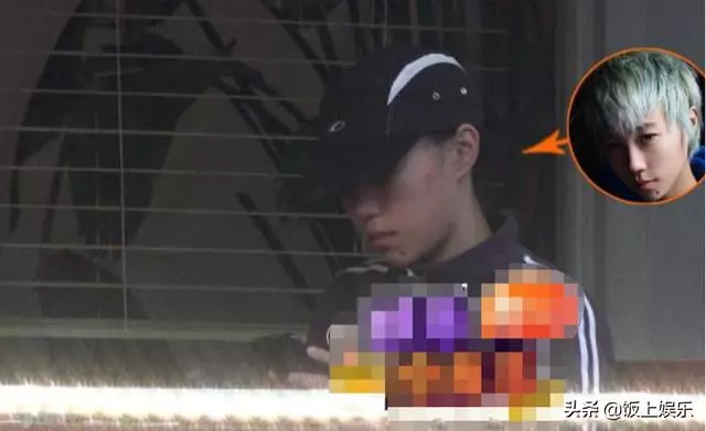 竇靖童戀愛了?深夜與神秘男子約會,手心現心形新紋身,心情好!