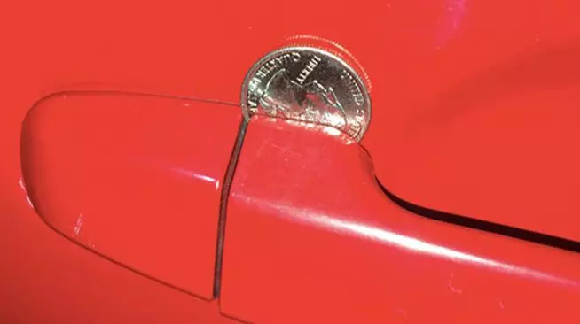 如果你的車門把下方有一枚硬幣,請你馬上拿起手機報警,否則後果慘重!一定要轉給有車的親友,特別是長輩!