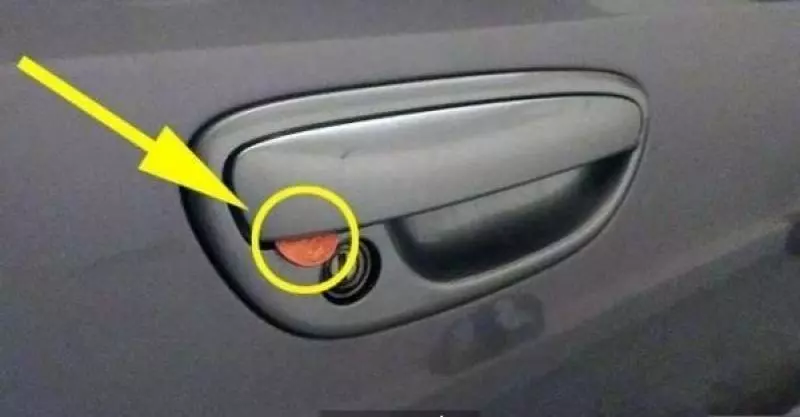 如果你的車門把下方有一枚硬幣,請你馬上拿起手機報警,否則後果慘重!一定要轉給有車的親友,特別是長輩!