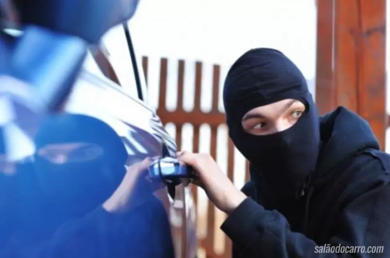 如果你的車門把下方有一枚硬幣,請你馬上拿起手機報警,否則後果慘重!一定要轉給有車的親友,特別是長輩!