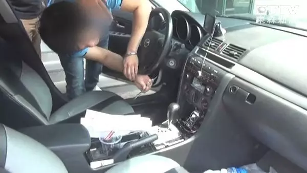 如果你的車門把下方有一枚硬幣,請你馬上拿起手機報警,否則後果慘重!一定要轉給有車的親友,特別是長輩!