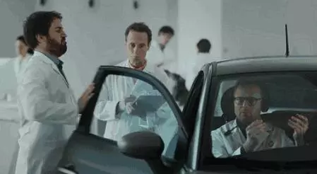 如果你的車門把下方有一枚硬幣,請你馬上拿起手機報警,否則後果慘重!一定要轉給有車的親友,特別是長輩!